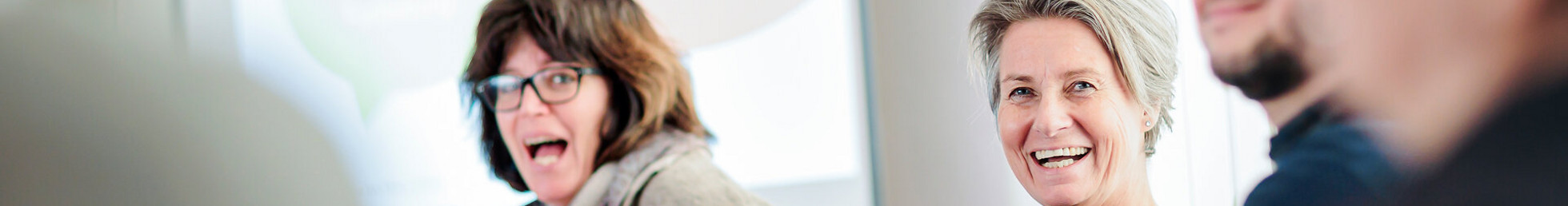 Drei Erwachsene lachen