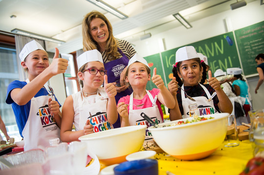 Sarah Wiener Stiftung | photothek Sarah Wiener und Kinder zeigen den Daumen hoch