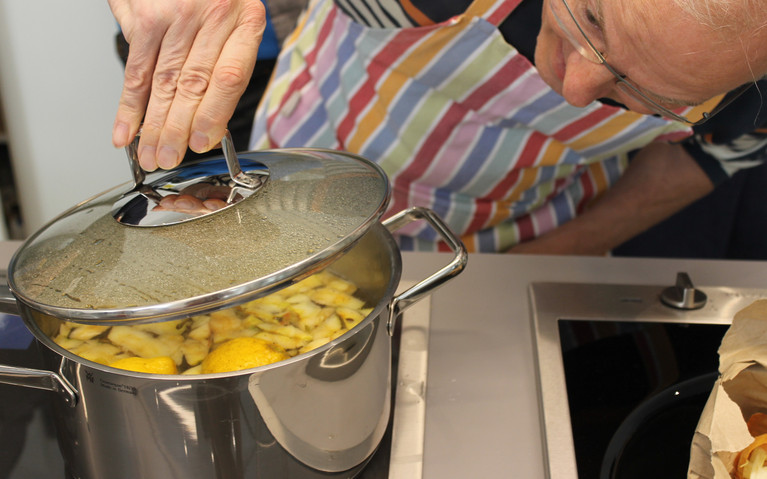 Ein Genussbotschafter kocht Kartoffeln im Rahmen einer Ich kann kochen!-Fortbildung.